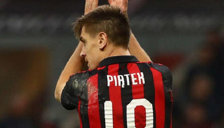 Krzysztof Piątek in action for AC Milan.